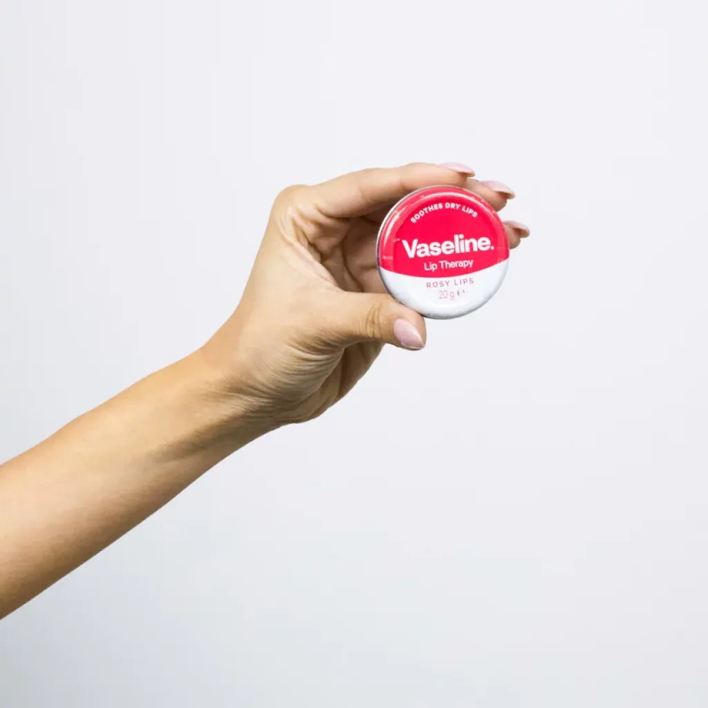 مرطب ومعالج الشفاه الوردي من فازلين 20 جرام