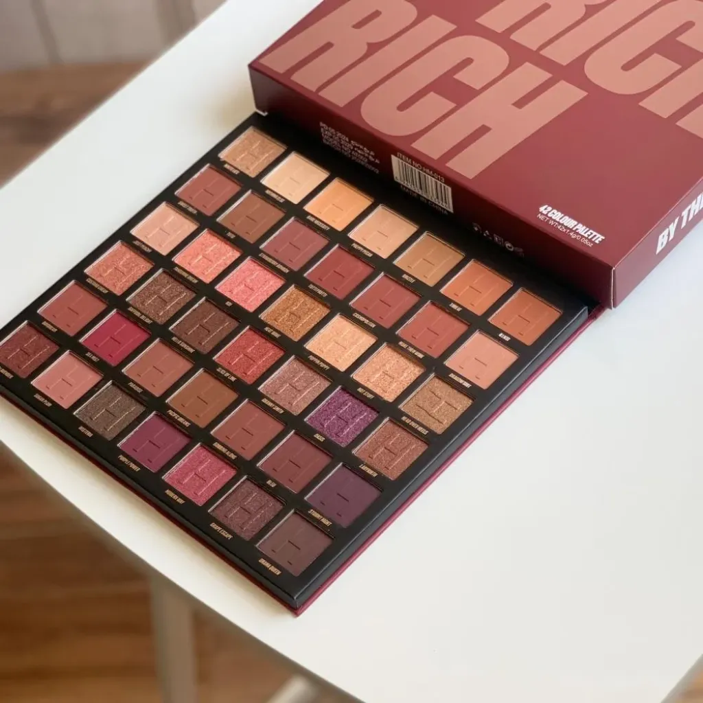 باليت ظلال العيون من هارموني (Harmony) التي تحتوي على 42 لونًا